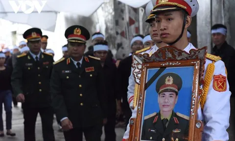 Người dân Sài Sơn đau xót đón Thiếu tướng Nguyễn Hữu Hùng về an nghỉ tại quê nhà